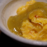 登喜和鮨 - 敷いたご飯はトマトのエキスとすし酢を合わせたシャリで合わせている。