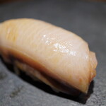 登喜和鮨 - 食感と交わる旨味はまさにシルキー。どこか昆布のコクと醸す香りが極上に広げ、赤酢のシャリと見事なる相乗！ そして素晴らしい余韻で溢れる。