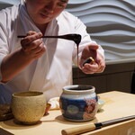 登喜和鮨 - 見るからに粘度のある煮詰めは創業70年注ぎ足した伝統の味。