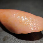 登喜和鮨 - 口に着地すると側面はトロけながらも芯はトロけず食感に膨らむ甘旨味！ さっと漬ける程度が身の持ち味を面白く刺激し、素晴らしい旨さにただただ恍惚とさせる。 美味しい！