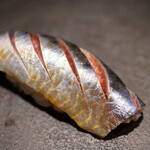 登喜和鮨 - 口に放り込む瞬間から香りが漏れ出し、キリッとした冷たさの中にハッキリ感じる旨味。そしてシャリと深まりどこまでも突き抜ける香りと余韻へ！
      佐渡マグロが追いかけるイワシは堂々たる旨さ。