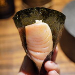 登喜和鮨 - ◇大トロ 海苔巻き（佐渡）
      パリッとした存在感を放つ有明の海苔。シャリと交わる身の旨味はさっきのイワシ由来の甘みを蓄えたかのように炸裂させる。