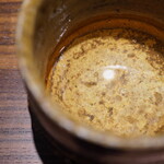 登喜和鮨 - 敢えて湯呑みで出すことで風味を合わせて旨味として伝わり、微炭酸とキレのある味わいが握りとマッチ。