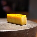 登喜和鮨 - ◇玉子（村上）
      村上の笹川流れで放し飼いで育てられた鶏卵。
      表面はパリッとしたカラメル食感で、みずみずしい中にも引き立つ甘みと香り。