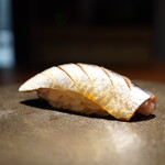 登喜和鮨 - ◇佐渡の真鰯
      こちらは敢えて白シャリを合わせて。