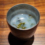 登喜和鮨 - ◆岩のりのお椀
      新潟市西区の蛤と岩海苔、塩も砂糖もお酒も使っていない海の塩分のみ。 心地よい青みのある味わいと風味は海のミネラルそのもの。ホッと落ち着かせるように胃を優しく包んでくれる。