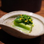 登喜和鮨 - ◆オータムポエムのお浸し
      冬の菜っ葉、笹川流れのお塩の塩水のみで味付け。