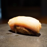 登喜和鮨 - ◇寒鰤（佐渡）
      背中とお腹の二枚重ねにすることで、ブリを丸ごと味わえるという有り難すぎる意図。