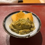 おかもと - 取り分けてもらいました。クワイチップで掬って酒のアテです。