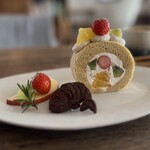 オグカフェ - 国産きび糖のフルーツロールケーキ@税込570円