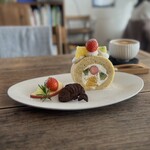 オグカフェ - 国産きび糖のフルーツロールケーキ@税込570円
      