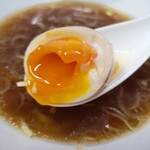 手打ち らーめん 響 - 「味玉」はこんな感じ！中はトロ〜り！！