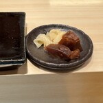 札幌 鮨 よこ田 - 白ガリと黒ガリ