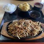 天領屋 - 満腹焼きそば定食（とり天）　９５０円
