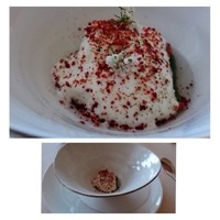 エスキス - ブラッターチーズは濃厚でクリーミーな味わいです。苺の瞬間冷却されたパウダーもお味に色を添えていますね。
                  上にはコリアンダーの花がのせられています。