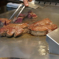 六角堂 - 目の前で焼いてくれうます。それぞれ焼き加減を聞きます。