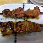 とん八 - カシラ、シロ 各110円(税込)(2024年12月11日撮影)