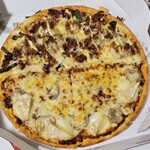 ピザハット - 料理写真:「カマンベールの贅沢ミートソース」と「新・特うまプルコギ」(Mサイズ、ハーフ&ハーフ)