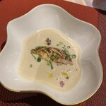 BISTRO VAGUE - スープ　蕪のポタージュに昆布〆した伊勢まだいの炙り