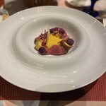 BISTRO VAGUE - 黒毛和牛もも肉の中に真珠貝のソテーが入っています。口に入れた時の食感が面白い。