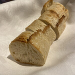 BISTRO VAGUE - バケットは，オリーブや料理のソースにつけて