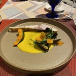 BISTRO VAGUE - 三重県産旬魚（サゴシ）ソテーは皮がパリパリで身の部分は少しレアなとこもあって新鮮な素材ですね！　　　　　　　　　　　かぼちゃのやさしい甘みとムール貝の出汁がマッチしてました。