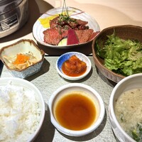 牛刺しと焼肉 仔虎 クリスロード店 - 