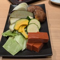 近江肉 こまきち - 野菜に、赤こんにゃくが近江八幡らしい