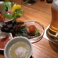 恵比寿 希鳥 - 鶏肉団子スープ　野菜スティック　キンカンがのったユッケ風大葉とたくあんと海苔を一口で