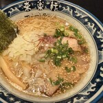ラーメン食堂 来楽軒 - 料理写真:塩ラーメン
みじん切りの玉ねぎがたっぷりで◎
チャーシューが美味しかったです♪
麺が違ったらなおいいかな
