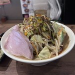 濃菜麺 井の庄 - 野菜大盛りは見た目インパクトありますが野菜なのでカロリーゼロ、かも