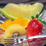 水戸山口楼 - 2025.1 水菓子（静岡産王冠めろん、村田農園いちご、キウイフルーツなど）