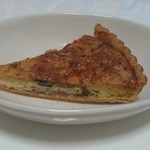 ブーランジェ エス・カガワ - サクサク香ばしい、オイルサーディンと香草パン粉のキッシュ280円