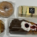 パンケーキ工房クロワッサン - リングドーナツ 120円　生食パンのの5色ミックスサンド 350円　コロッケパン 120円　クァベキ(ベリー)230円