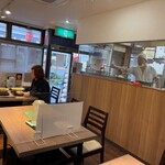 みんなの中華 利民 - 店内