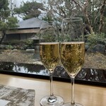 京野菜と炭火料理 庵都 - ポールジローグレープスパークリングと美しいお庭