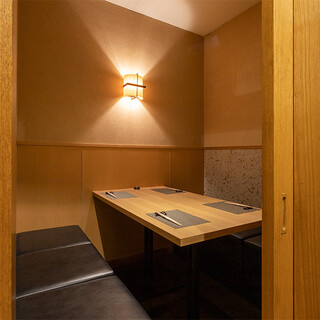 季節の移ろいを感じる清々しい個室はご会食やご接待に最適。