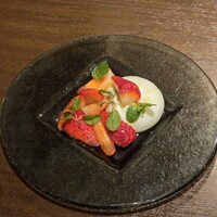 ブッラータチーズと季節の果物