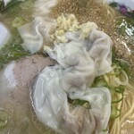 江ちゃんラーメン - ワンタン…ニンニク…ゴマも…そしてネギ…好き♬
