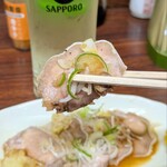 もつ焼き 大渕 - タン生。シャキッっとして◎。薄くスライスしているのも、飲兵衛には嬉しい。