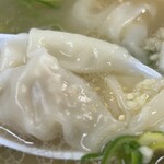 江ちゃんラーメン - 雲呑様をレンゲに…♪