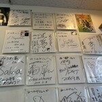 みつわ家 - 店内はサインがいっぱいです。（2025年2月）