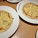 ニコラスピザハウス - 左:ミックスピザ　右:シーフードピザ