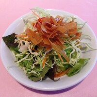 シェフス - 前菜のサラダ（茶色いのは揚げたワンタンの皮だと思います！）