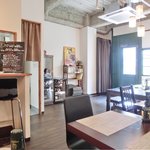 BISTRO TAKE - 店内のテーブル席の風景です