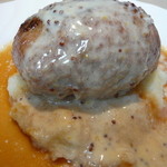 サラマンジェ・ヒロ - ハンバーグの下はしっとりとしたマッシュポテトです。
