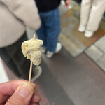 越後鶴屋 - 並んでいたらわらび餅の試食くれた！冬限定とか張り紙があったな！