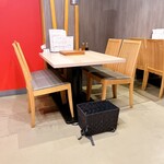 炭火焼肉ホルモンくう - 座席（カウンター席もあります）