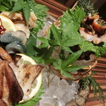 磯一 - ＜2014年6月＞活けサザエ造り２個　８８０円。プリプリ・コリコリで美味しい～。手前のはトリ貝の炙ったのです。