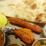 D-CHILI - ランチメニュー「ディチリスペシャルセット」（1400円）のタンドリーチキンとシークカバブ